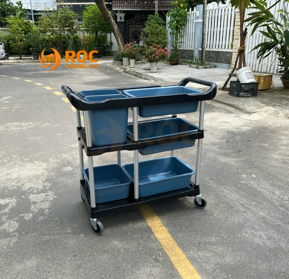 Xe nhựa thu dọn thức ăn tại ROC 