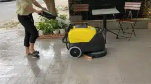 Máy lau sàn nhà xưởng HiClean HC 460C dễ dàng sử dụng